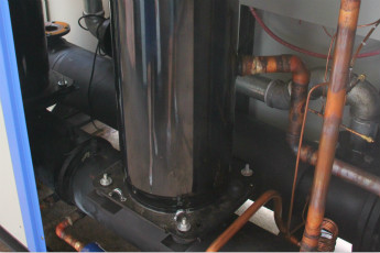 如何评估监测冷水机的水泵情况？
