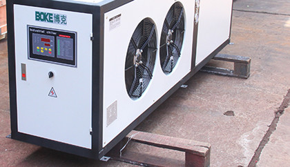 如何给螺杆式工业冷水机填充冷媒？
